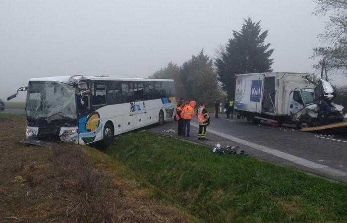 In Preuilly-sur-Claise kollidieren ein Bus und ein Lastkraftwagen