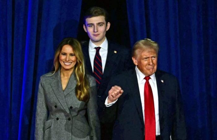 Barron Trumps Größe sorgt im Internet für Aufregung, als der 18-Jährige in Florida seinen Vater Donald und seine Mutter Melania überragt