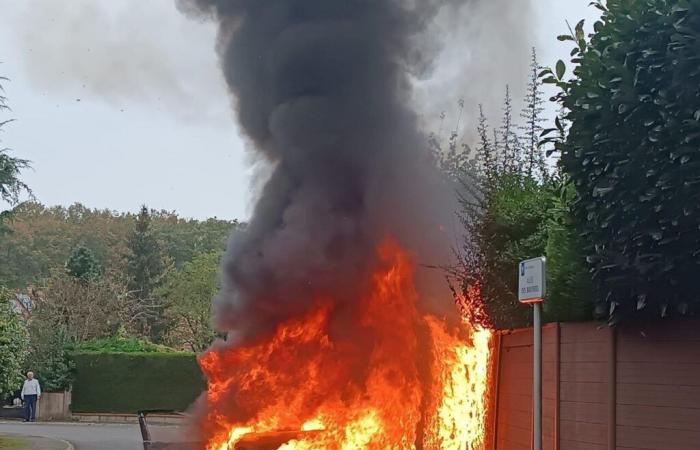 Ein Einkaufszentrum in Yvelines, das Ziel eines Raubüberfalls, ein brennendes Auto