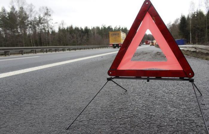 Auf der A38 in Côte-d’Or kollidiert ein Lkw heftig mit einem liegengebliebenen Fahrzeug