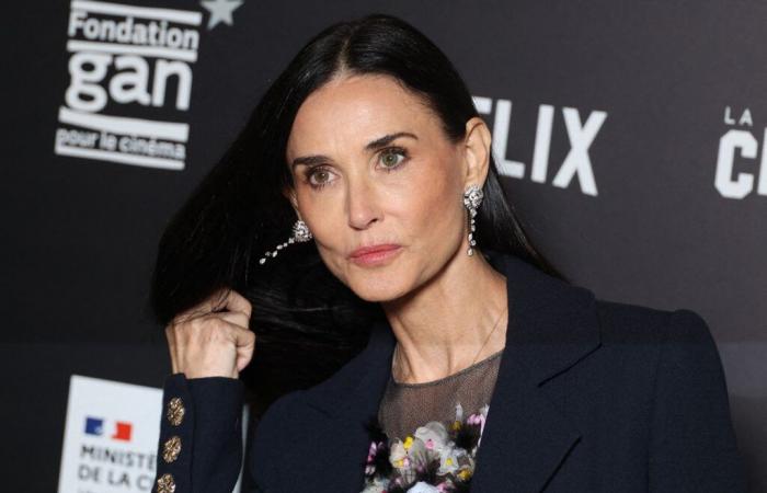 In Paris trägt Demi Moore das Blumenkleid mit Julie Gayet und Laura Smet