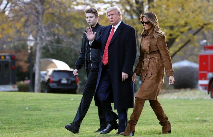 Donald Trumps Sohn Barron zeigt eine atemberaubende Figur, als er seine Eltern bei der Siegeserklärung überragt