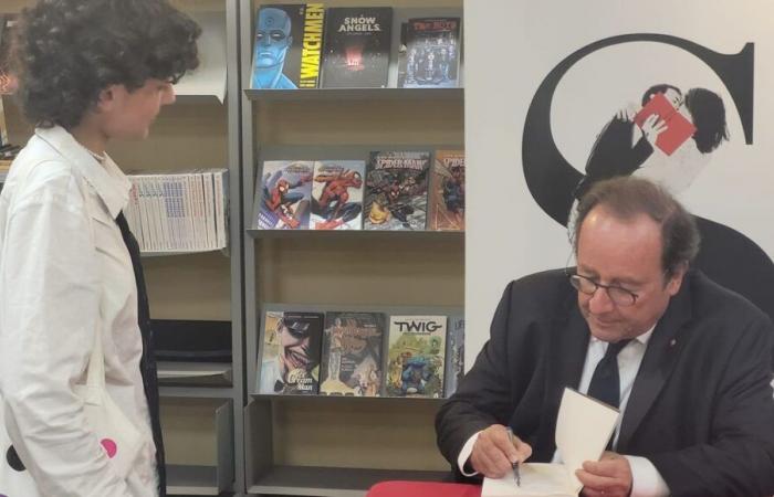 François Hollande signiert in der Buchhandlung Sauramps in Montpellier