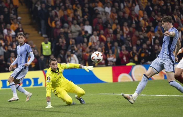 Muslera und Torreiras Galatasaray gewannen; Martínez’ Midtjylland fiel