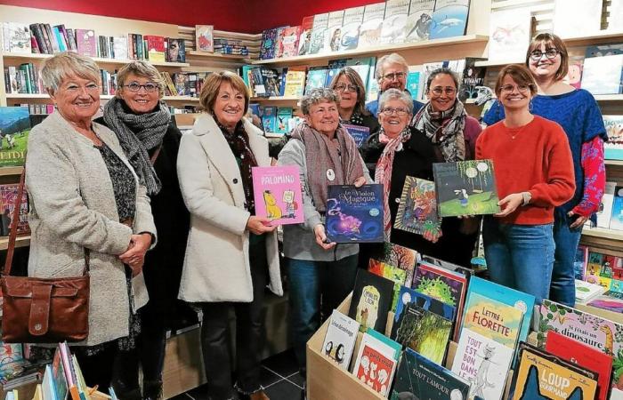 Der grüne Weihnachtsmann von Secours populaire bereitet in Ploemeur seine Büchertasche vor