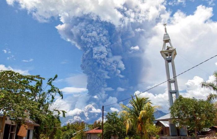 Eine fast 8 Kilometer große Aschewolke bei einem neuen Vulkanausbruch