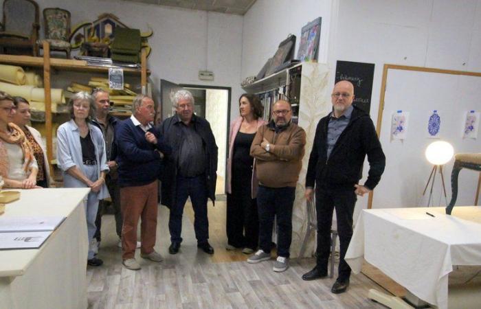 Treffen mit dem NectArt-Kollektiv: Der Präsident der CMA von Tarn-et-Garonne hört den Kunsthandwerkern zu