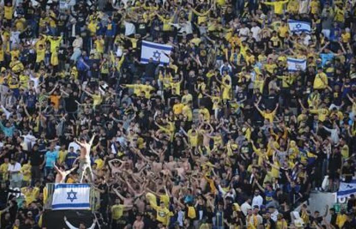 „50 Araber warteten mit Messern und Knüppeln auf uns“, sagen israelische Fußballfans in Amst