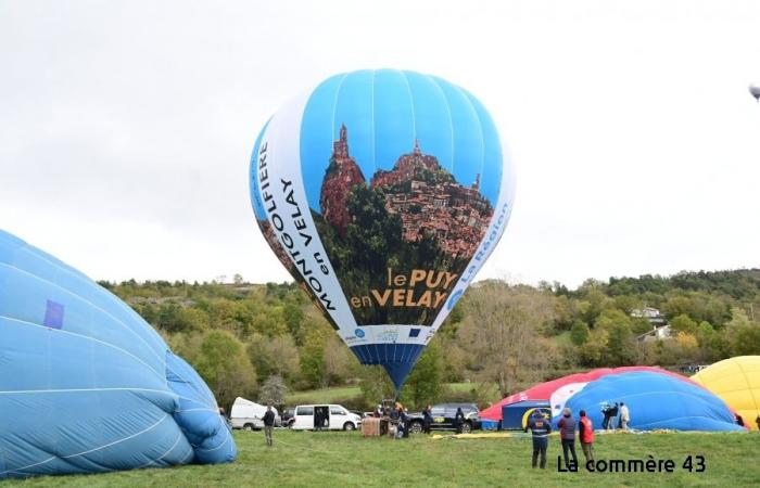 Schauen Sie nach oben, 50 Heißluftballons landen auf Velay