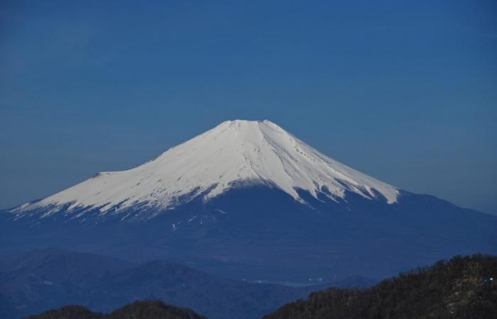 Neuester erster Schnee, den es je auf dem Fuji gegeben hat