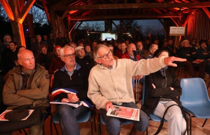 Dorfbewohner der Dordogne stoppen eine öffentliche Versammlung rund um ein Windprojekt