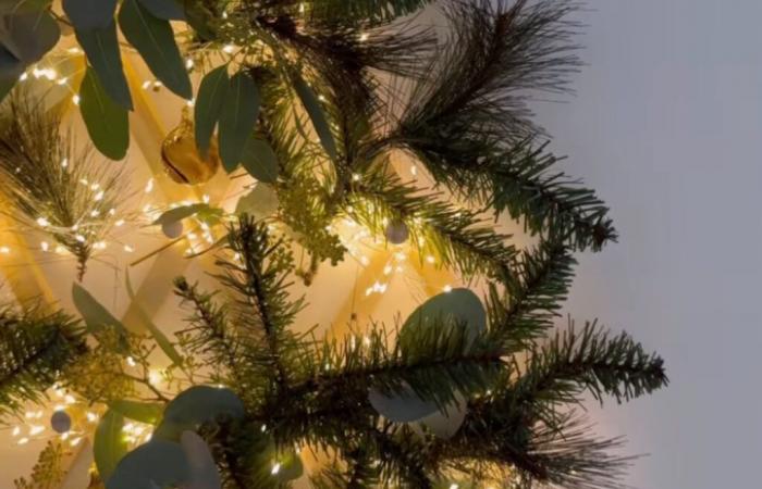 Für Weihnachten stellt sich IKEA den perfekten künstlichen Baum vor, der keinen Platz einnimmt