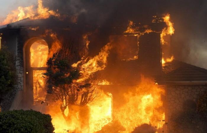 VEREINIGTE STAATEN. Großbrand bedroht Tausende in der Nähe von Los Angeles