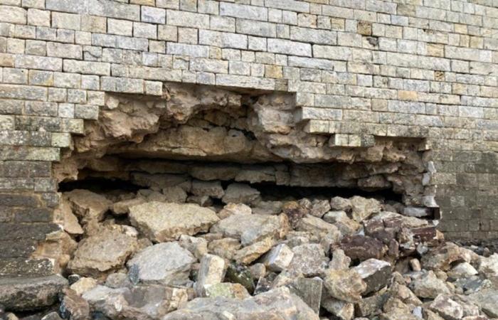 Ein Jahr nach dem Sturm Domingos bleibt die Stadtmauer der Insel Aix brüchig