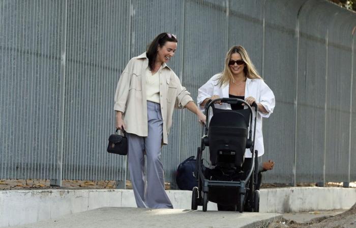 Die junge Mutter Margot Robbie geht mit ihrem Baby in Los Angeles spazieren