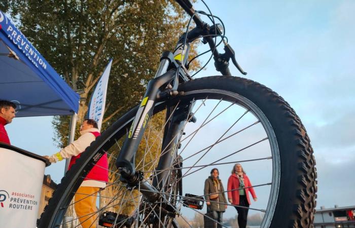 Welcher Zusammenhang besteht zwischen der Verkehrssicherheitsmaßnahme in Orléans und der Umstellung auf die Winterzeit?