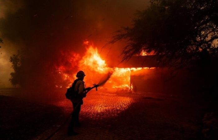 Mehr als hundert Häuser wurden durch einen Großbrand in der Nähe von Los Angeles zerstört