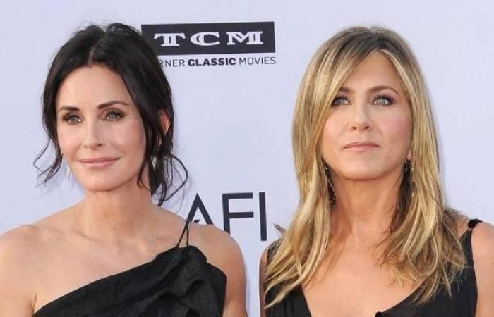 Courteney Cox enthüllt Jennifer Anistons interessante Kollektion aus „Friends“