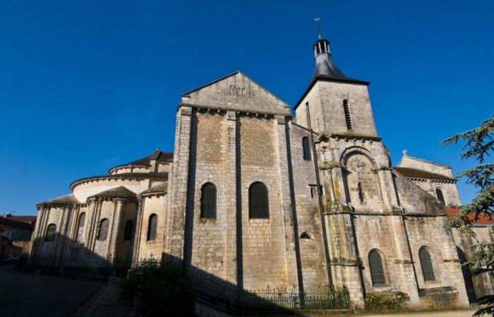 ein Mann, der nach dem Brand in einer zum UNESCO-Weltkulturerbe gehörenden Kirche in Gewahrsam genommen wurde