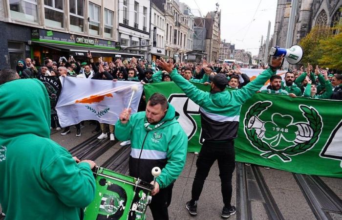 Tausend Zyprioten feiern auf dem Korenmarkt: „Kennen Sie hier einen guten Schokoladenladen?“ (Gent)