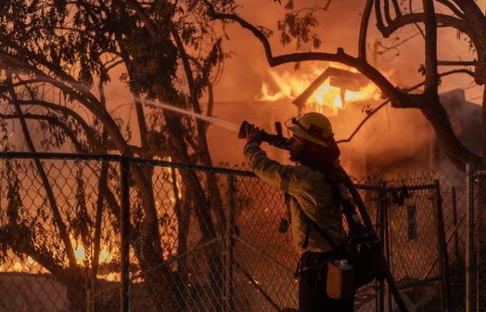 Bilder des heftigen Brandes in den Vororten von Los Angeles in Kalifornien