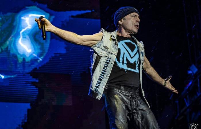 Berichten zufolge half Bruce Dickinson Iron Maiden dabei, bei Stimmproblemen Ersatz zu finden