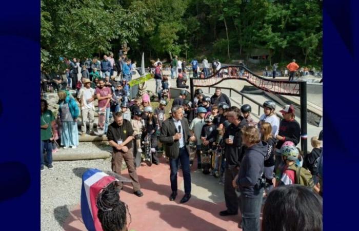 das Portal eines Skateparks, der dem des ehemaligen Auschwitz-Lagers ähnelte