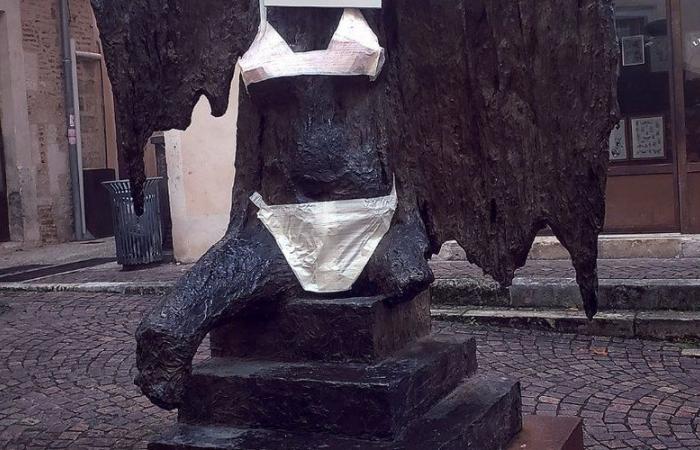 Wer hat dieser Skulptur in Cahors Höschen und einen BH angezogen?