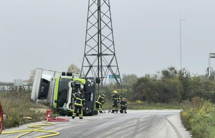 Drome. Ein schwerer Kühlwagen kippt in einer Kurve um: Verkehrsbehinderung