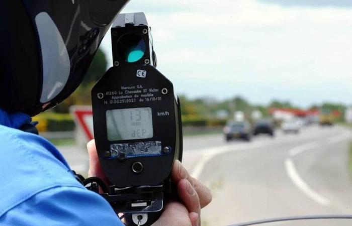 In der Nähe von Moulay in Mayenne fuhr dieser Motorradfahrer mit einer Geschwindigkeit von mehr als 90 km/h über der zulässigen Geschwindigkeit