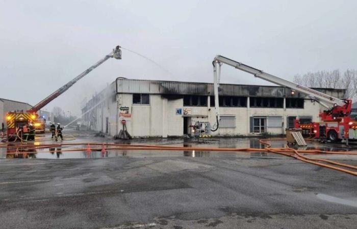 Die Konservenfabrik Kalifrais in Dünkirchen wurde durch Flammen zerstört