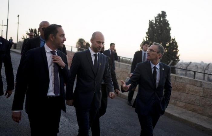 Die israelische Polizei verhaftet französische Gendarmen auf einem Gelände in französischem Besitz in Jerusalem