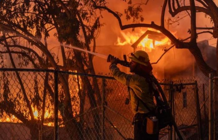 Los Angeles wurde von einem starken Feuer erfasst, Tausende Menschen wurden evakuiert