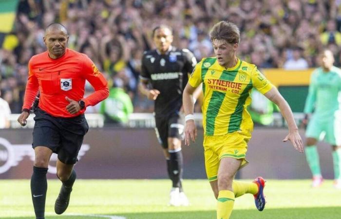 FC Nantes. Ein Paket und eins aufgehängt für die Reise nach Lens