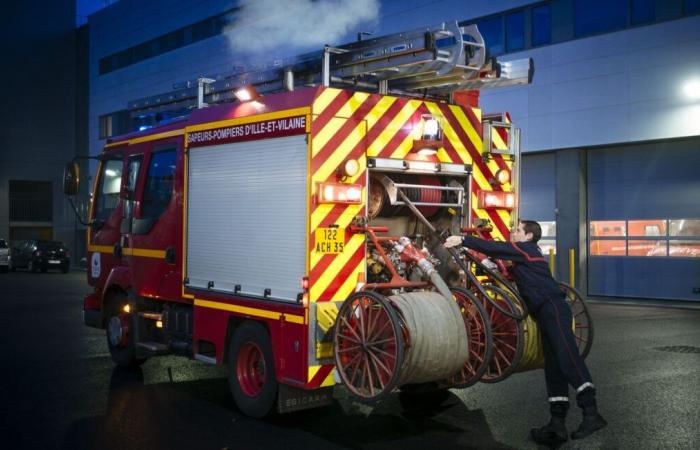 Ein 1.000 m² großer landwirtschaftlicher Schuppen wurde in der Nacht von den Flammen zerstört