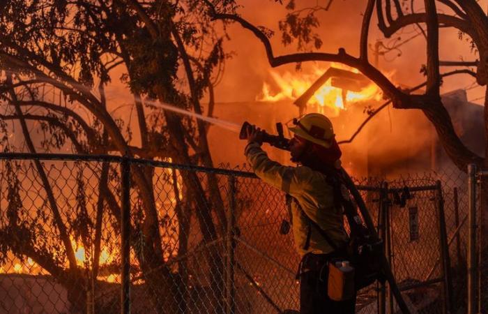 USA: Feuer breitet sich in der Nähe von Los Angeles aus, Anwohner werden evakuiert