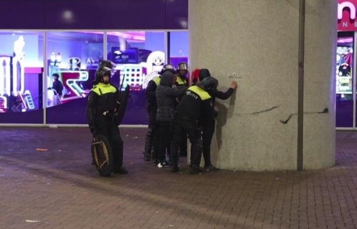 Nach Angaben der Amsterdamer Polizei wurden nach Angriffen auf israelische Fußballfans fünf Personen ins Krankenhaus eingeliefert und 62 festgenommen