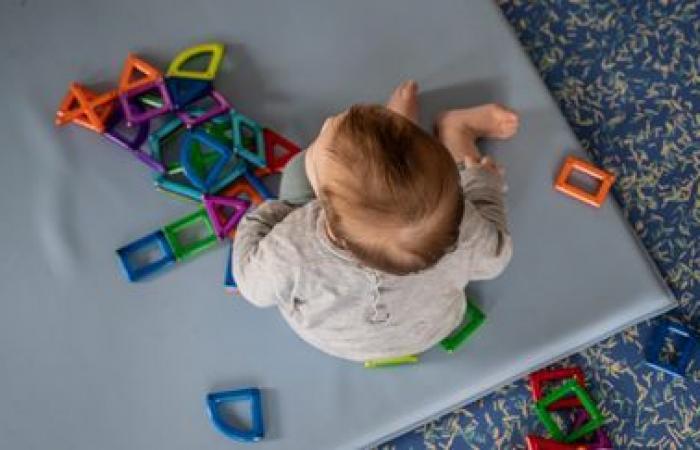 : Info franceinfo Ein Leiter und eine Kinderbetreuerin einer Kindertagesstätte in Yvelines werden angeklagt, weil sie der Misshandlung von mindestens acht Kindern verdächtigt werden