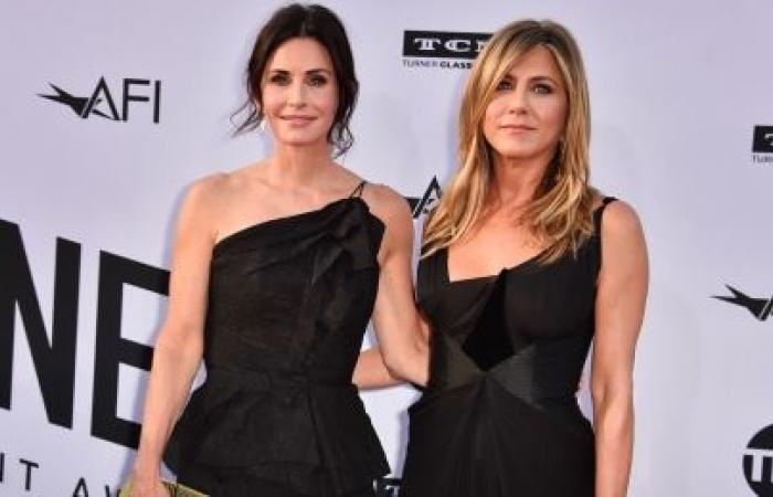 Courteney Cox sagt, Jennifer Aniston habe Kleidungsstücke aus „Friends“ mitgenommen