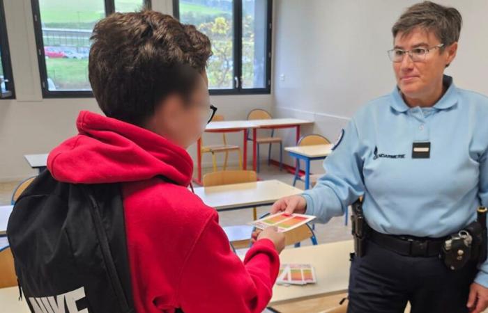 Belästigung in der Schule. Polizisten leisten Prävention an Schulen