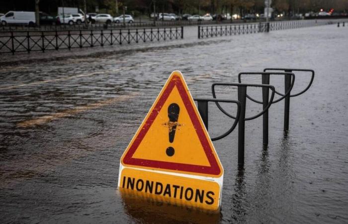 Zwei Abteilungen haben bei Regenüberschwemmungen und Gewittern eine orangefarbene Wachsamkeit aufgestellt