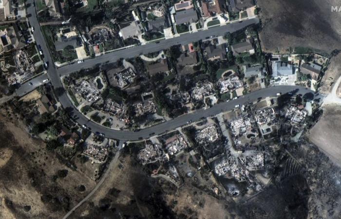 Feuerwehrleute gewinnen angesichts eines Großbrandes in der Nähe von Los Angeles an Boden