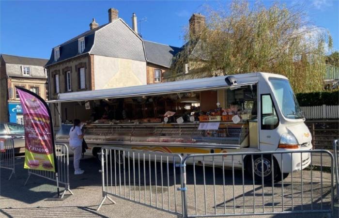 Während der Arbeiten begrüßt diese Orne-Bäckerei ihre Kunden auf dem Parkplatz