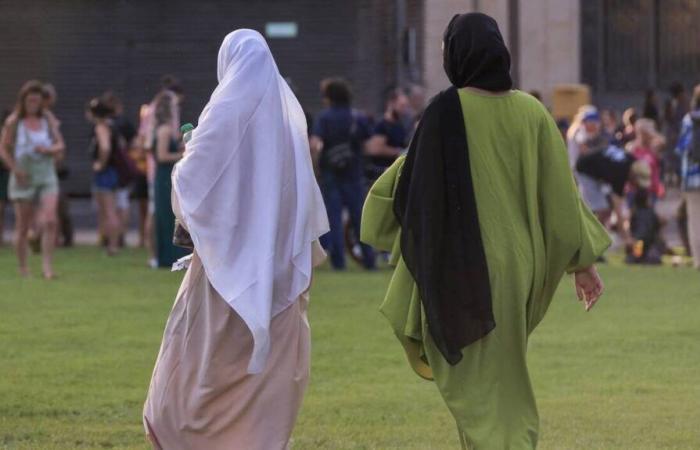 Sportlehrerin wurde von Schülerin geohrfeigt, nachdem sie ihr gesagt hatte, sie solle religiöse Kleidung ausziehen