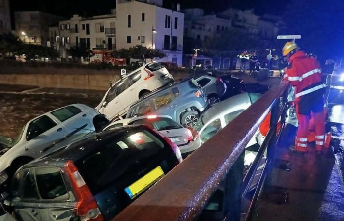 In Spanien wurden nach heftigen Regenfällen Autos weggeschwemmt und unter einer Brücke begraben