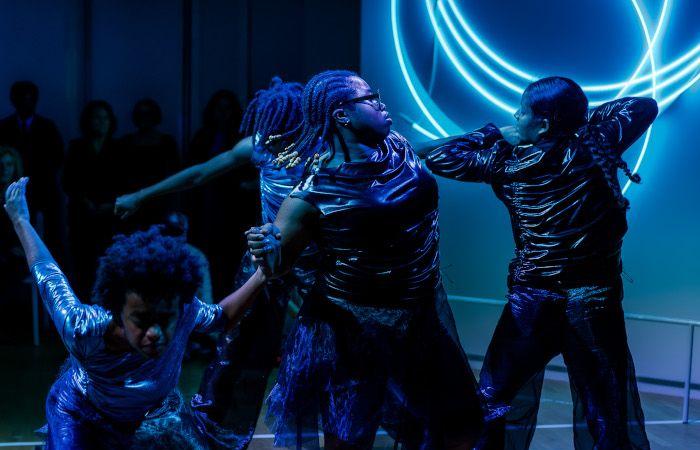 In(e) the light – EDF Group Foundation – Dances with the pen – Tanznachrichten