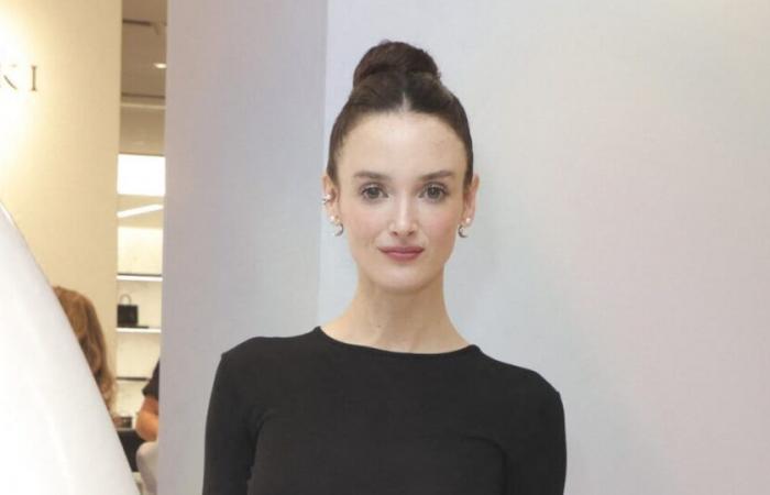 Charlotte Le Bon, stilvoll in Schwarz, posiert mit einem schwangeren und strahlenden französischen Supermodel