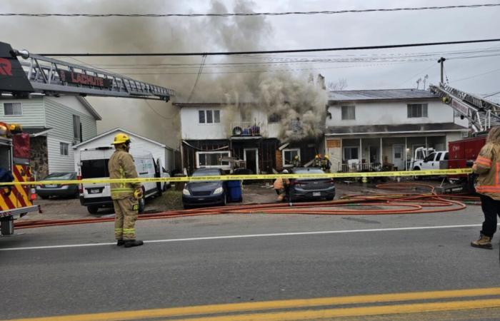 Vierzehn Menschen auf der Straße nach einem Brand in Brownsburg-Chatham