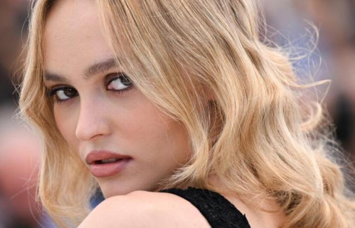 Lily-Rose Depp wagt die Kombination aus Ballerinas und Socken auf den Straßen von Los Angeles