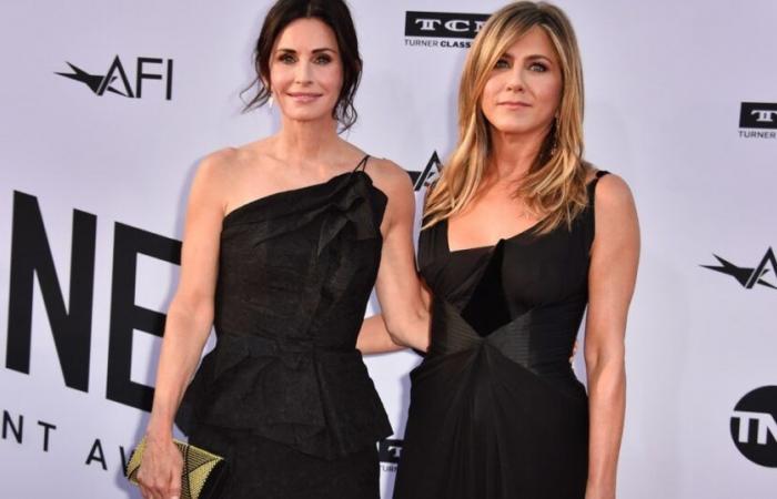 Courteney Cox sagt, Jennifer Aniston habe Kleidungsstücke aus „Friends“ mitgenommen